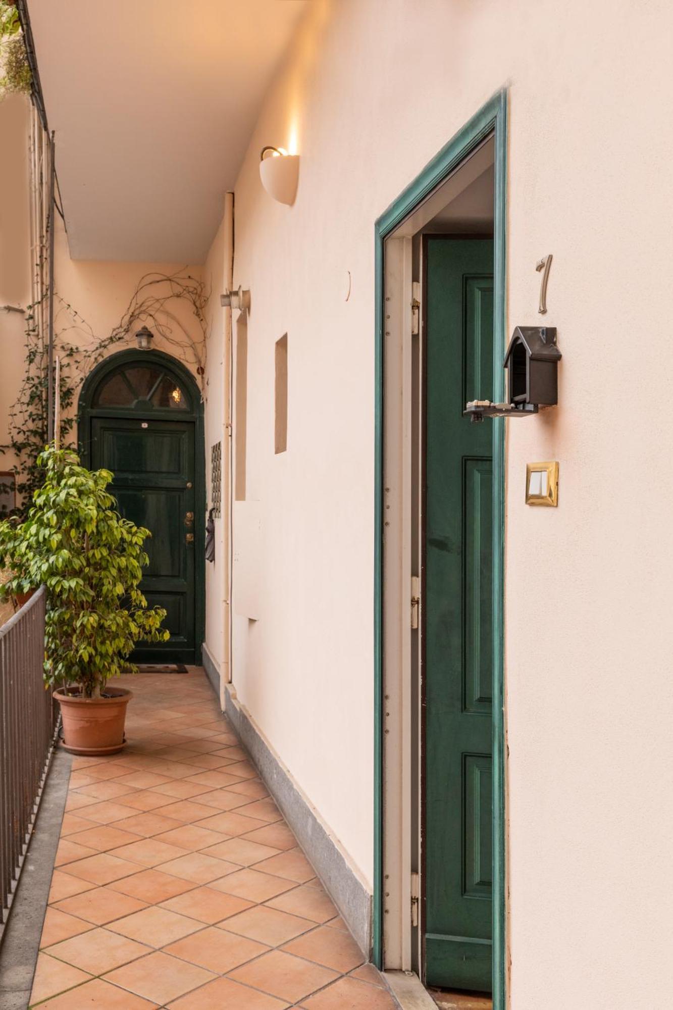 Colosseo Apartment- Heart Of Rione Monti Рим Екстериор снимка